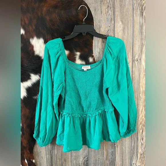 Andree by Unit square neck smocked size medium Kelly green blouse - Picture 6 of 6